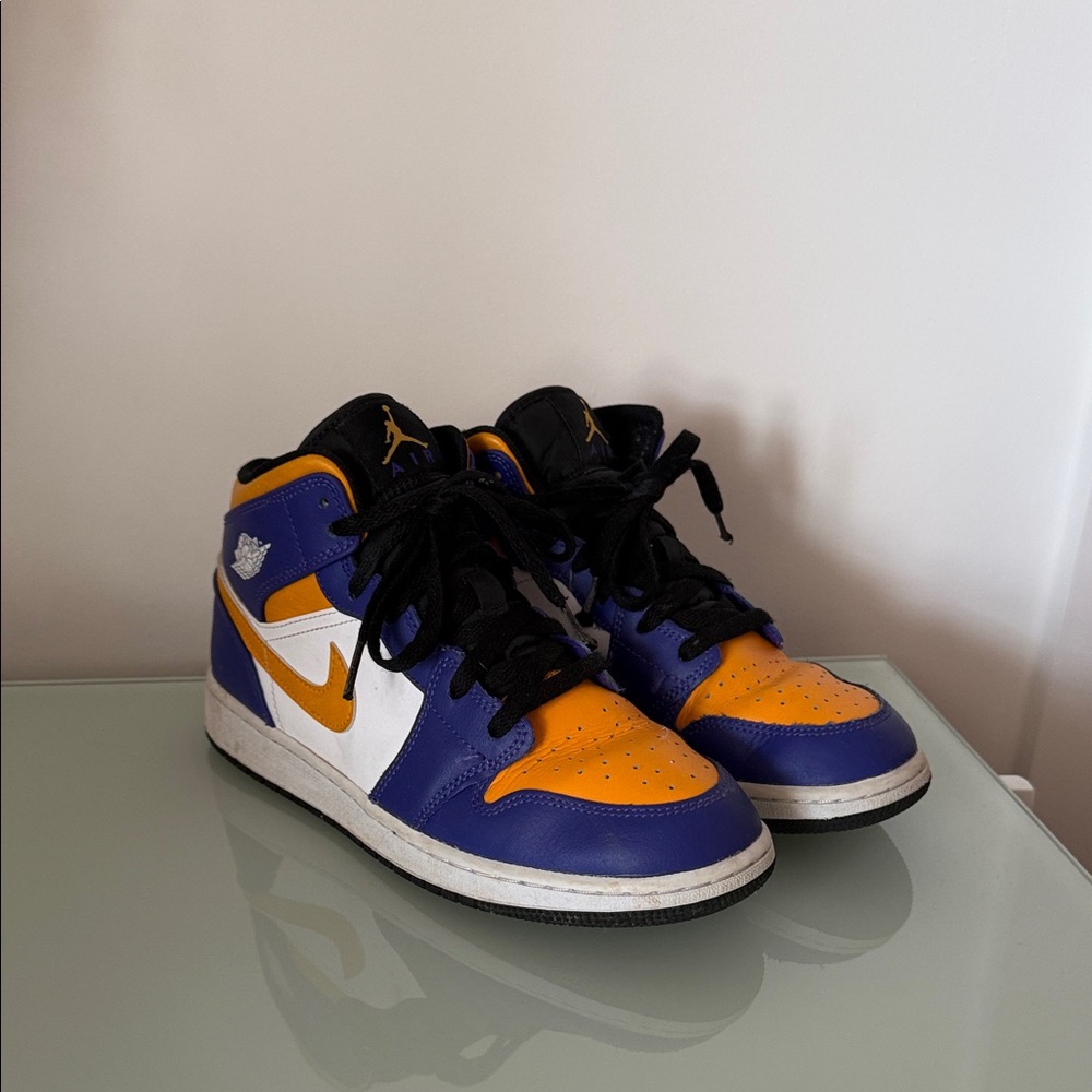 Big Kids Air Jordan 1 Mid in the “Lakers” Color way